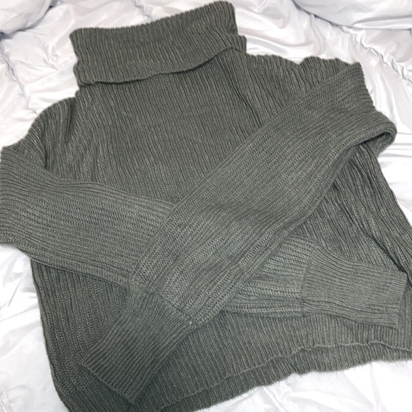 Drop shoulder green turtle neck knitted sweater size medium - Picture 2 of 3